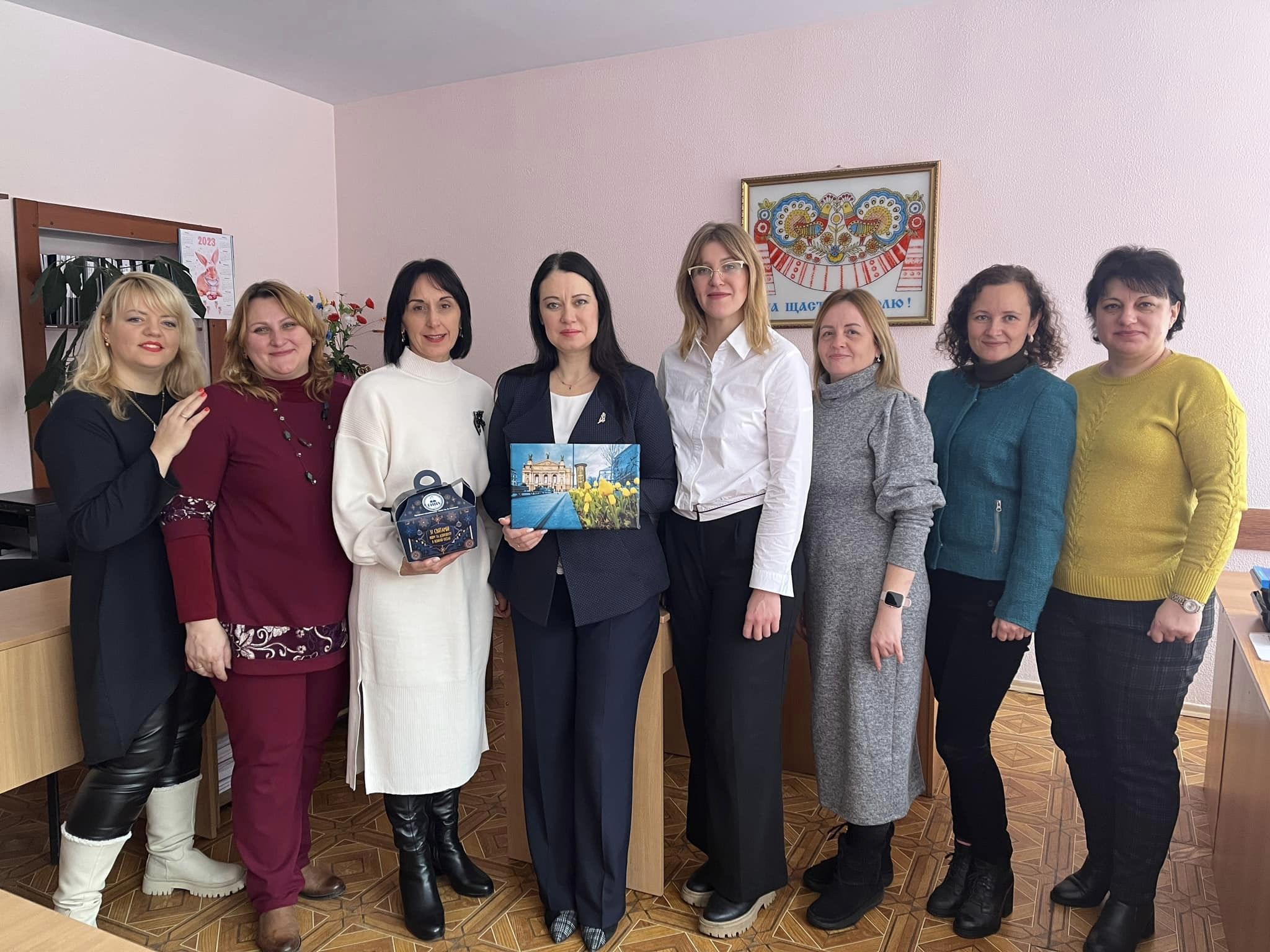 Викладачі кафедри української мови та славістики ТНПУ Заваринська І. Ф. та Вишневська Г. В. разом із колегами з кафедри слов`янської філології ХНУ